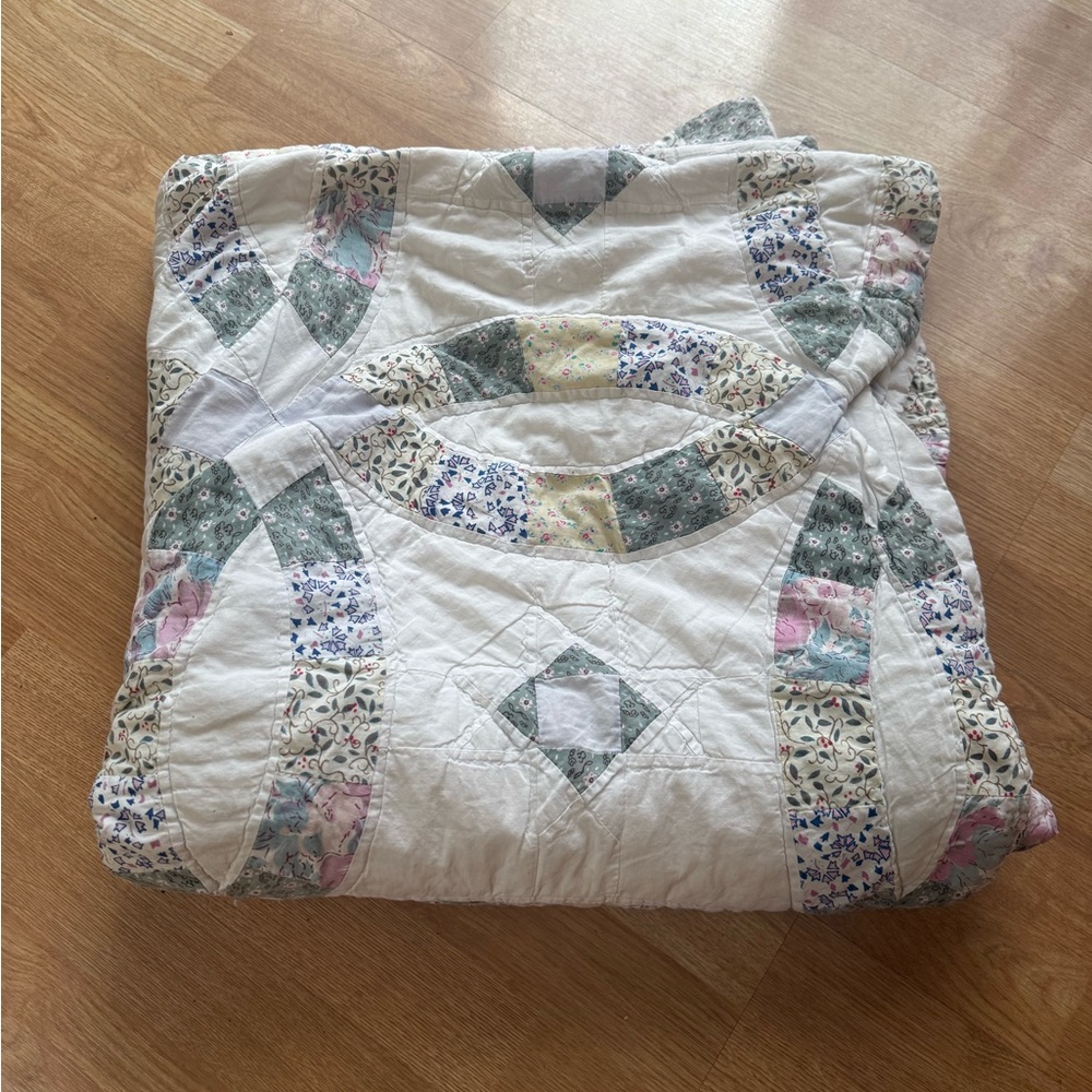 80x80 Gorgeous Vintage Double Wedding Ring Quilt - Needs Repair/Has a Few Stains - Picture 7 of 8